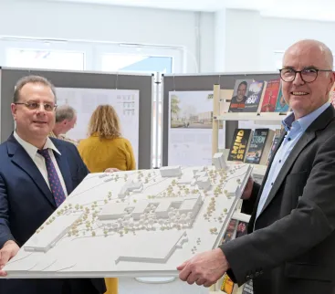 zwei Männer mit Modellbau der Schule